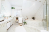 Eleganz trifft Gemütlichkeit: Einladende Doppelhaushälfte in begehrter Wohnlage - Badezimmer