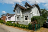 Ruhig und zentral - Beeindruckende Altbau-Villa im schönen Ahrensburg - Hausfront