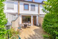 Garten mit Blick auf Haus