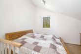 Schlafzimmer DG - Klimaeffizient und neuwertig: Doppelhaushälfte in familienfreundlicher Lage