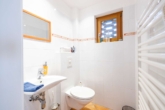 Gäste-WC - Großzügiger Bungalow in naturnaher Feldrandlage von Hamburg-Duvenstedt