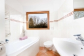 Badezimmer - Großzügiger Bungalow in naturnaher Feldrandlage von Hamburg-Duvenstedt