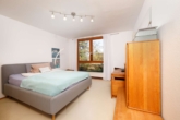 Schlafzimmer - Großzügiger Bungalow in naturnaher Feldrandlage von Hamburg-Duvenstedt