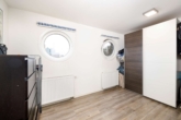 Schlafzimmer / Ankleide - Ihr Traumhaus auf dem Wasser: Modernes Hausboot mit exklusiver Ausstattung