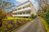 Zufahrt / Rückansicht - 175 m² Eigentumswohnung auf 4 Zimmer – in Volksdorfer Bestlage
