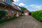Einfahrt - Charmantes Einfamilienhaus im Landhausstil in Feldrandlage