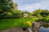 Garten mit Teich und Blick auf - Exklusive 6-Zimmer-Villa in Hamburg-Sasel mit großzügigem Garten und hochwertiger Ausstattung