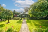 Garten mit Torbogen - Exklusive 6-Zimmer-Villa in Hamburg-Sasel mit großzügigem Garten und hochwertiger Ausstattung