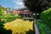 Garten mit Blick auf das Haus - Großzügige Doppelhaushälfte mit Garten, Sonnenterrasse und Sauna in begehrter Nachbarschaft